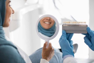 JIKA tujuan menggunakan 'venee' gigi demi rawatan, para ulama seperti Ibnu Hajar dan Imam An-Nawawi berpendapat, ia tiada masalah untuk dilakukan. -Gambar hiasan/ Foto: CANVA