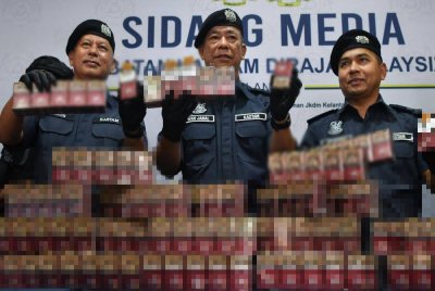 Wan Jamal Abdul Salam bersama para pegawai menunjukkan sebahagian rokok putih yang dirampas pada sidang akhbar di Wisma Kastam Padang Bongor hari ini. Foto Bernama