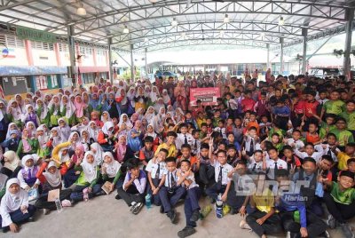 Murid SK TUDM bersama-sama meraikan kemenangan sekolah mereka.