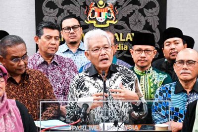 Hamzah (tengah) ketika sidang akhbar di bangunan Parlimen pada Khamis.