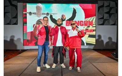 Dari kiri: Toni, Aman RA dan Azizulhasni pada pada program CIMB 'Kita Bagi Jadi' Budaya & Seni sempena sambutan Hari Kemerdekaan ke-68 di Pusat Perdagangan dan Pameran Antarabangsa Malaysia (MITEC), di sini pada Rabu.