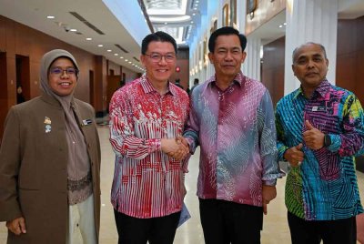 Nga Kor Ming (dua dari kiri) beramah mesra dengan Yusof setelah berjaya mencapai kata sepakat supaya RUU PSB dibentang mengikut jadual pada sesi mesyuarat parlimen kali ini.