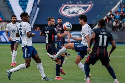 Pemain JDT, Hector Alejandro Havel Serrano (tengah) cuba merampas bola yang dikawal pemain Lion City Sailors FC, Rui Miguel Guerra Pires (dua dari kanan) pada perlawanan Kejohanan Kelab ASEAN (ACC) Piala Shopee 2024/25 di Stadium Sultan Ibrahim pada Khamis. Foto Bernama