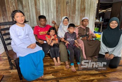 Siti Rubiah (empat dari kiri) menjaga anak-anaknya selepas suami meninggal dunia. Foto Sinar Harian ADILA SHARINNI WAHID