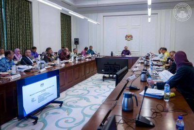 Anwar mempengerusikan Mesyuarat Jawatankuasa Keselamatan Siber Negara (JKSN) di Putrajaya. Foto Pejabat Perdana Menteri