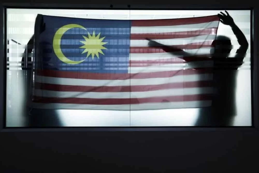 Penghormatan pada Jalur Gemilang seharusnya menjadi amalan sepanjang tahun. Foto Bernama