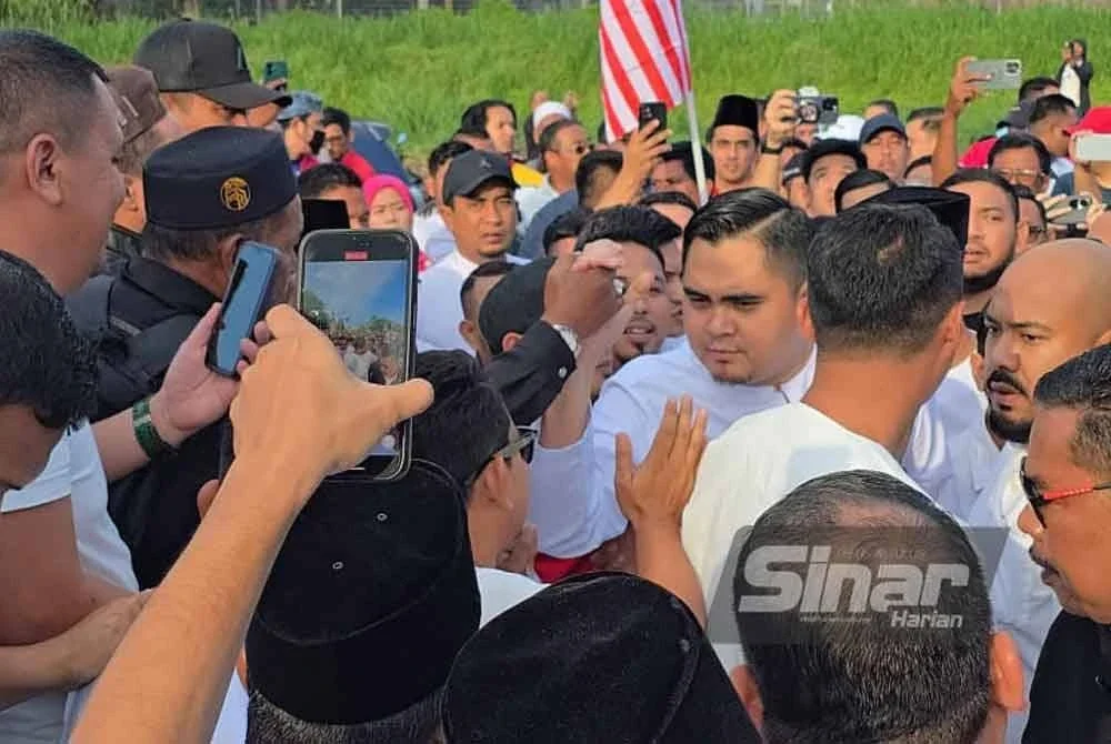 Ketua Pemuda UMNO, Datuk Dr Muhamad Akmal Saleh tiba di Kompleks Mahkamah Bukit Mertajam pada jam 8.25 pagi dan diringi oleh ratusan penyokongnya.