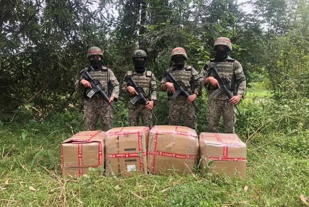 Kotak yang mengandungi ganja dibawa empat lelaki di Sungai Golok dirampas. FOTO Ihsan TDM