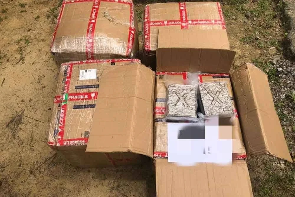 Kotak ditemukan berisi ganja.
FOTO Ihsan TDM