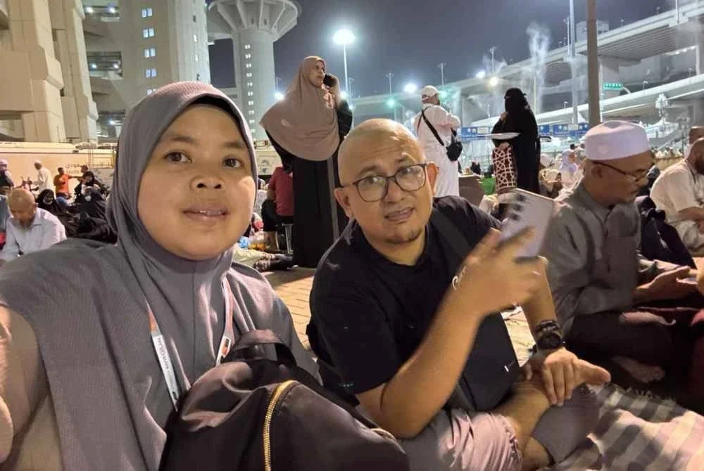 UMMI KALTHUM (kiri) bersama suaminya, Mohd Ismee ketika mabit (bermalam) di Mina. -Foto IHSAN UMMI KALTHUM MUHARAM
