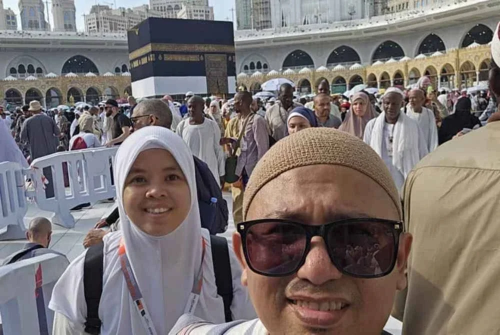 HASRAT Ummi Kalthum (kiri) untuk menunaikan haji bersama suaminya, Mohd Ismee akhirnya dimakbulkan pada tahun lalu walaupun berhadapan pelbagai ujian untuk ke Tanah Suci pada awalnya. -Foto IHSAN UMMI KALTHUM MUHARAM