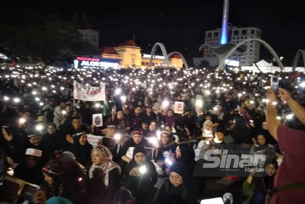 Orang ramai membuka lampu pada telefon bimbit masing-masing sebagai tanda solidariti ‘Justice for Zara Qairina’ yang diadakan di Medan Bandar.