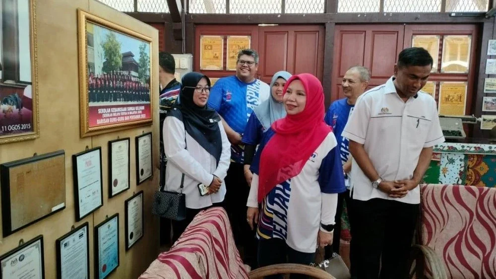 Norliza (dua dari kanan) ketika melawat sekitar  SK Sungai Gelugor.