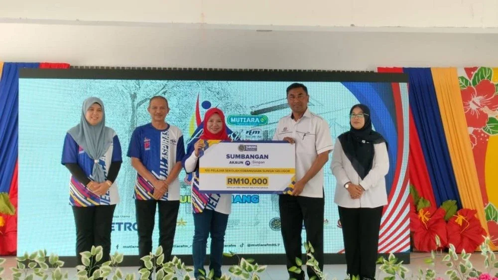 Norliza menyempurnakan pelepasan konvoi Jelajah Aspirasi  Malaysia 2025 yang diadakan di SK Sungai  Gelugor, pada Selasa.