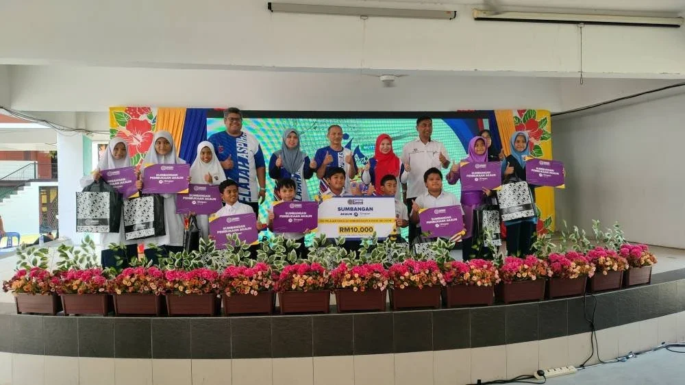 Norliza (empat dari kanan) bergambar bersama 10 penerima sumbangan akaun Simpan SSPN  Prime yang diadakan sempena Program Jelajah Aspirasi Malaysia 2025.