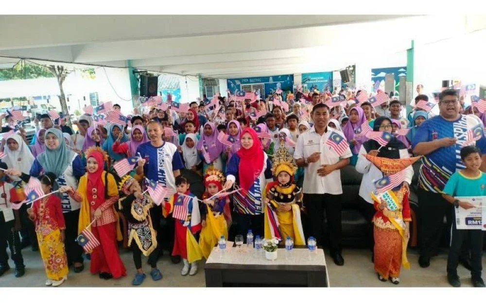 Norliza (tengah) bergambar bersama warga Sekolah Kebangsaan (SK)  Sungai Gelugor sempena Program Jelajah Aspirasi Malaysia 2025,  pada Selasa.