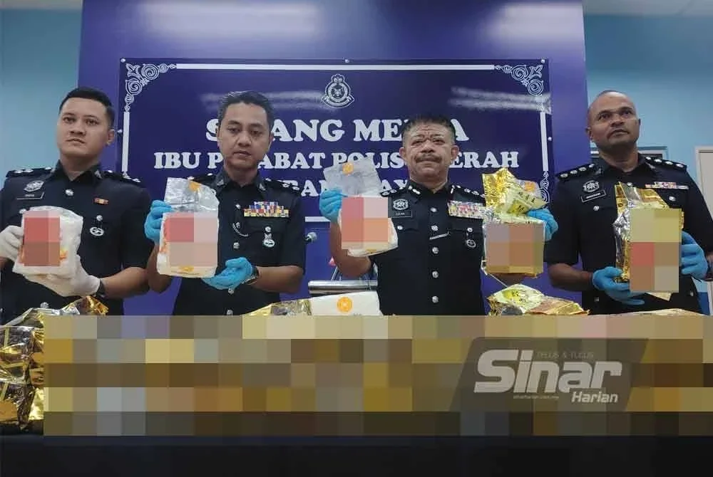 Wan Azlan (dua dari kanan) menunjukkan dadah yang dirampas polis susulan pemeriksaan ke atas sebuah kereta di SS17, Subang Jaya pada 13 Ogos lalu.