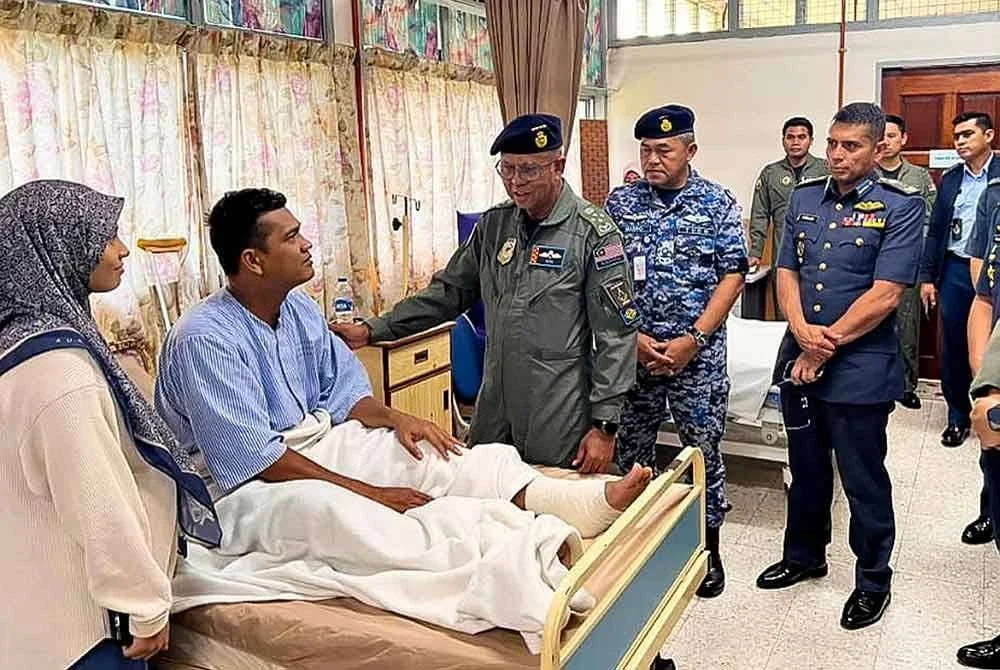 Panglima Tentera Udara, Jeneral Datuk Seri Muhammad Norazlan Aris ketika melawat juruterbang yang terlibat dalam insiden kemalangan Pesawat F/A-18D Hornet, Mejar Azhar Alang Kamarudin (dua dari kiri) di sini pada Jumaat. Foto Bernama