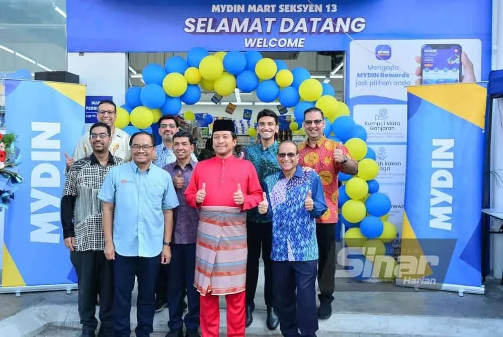 Shaakir (tiga dari kanan) dan Mohd Najwan (empat dari kanan) bergambar selepas Majlis Perasmian Mydin Mart Seksyen 13 di sini pada Jumaat. - FOTO: SINAR HARIAN/ASRIL ASWANDI SHUKOR