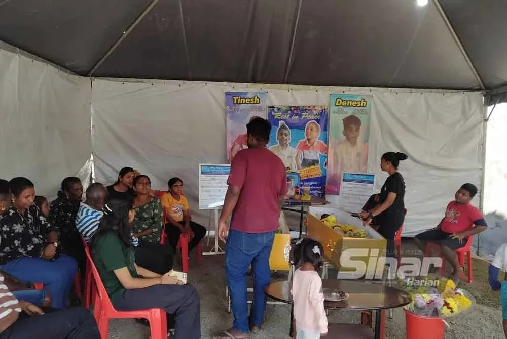 Beberapa ahli keluarga hadir memberikan penghormatan terakhir kepada mendiang dua beradik yang lemas.