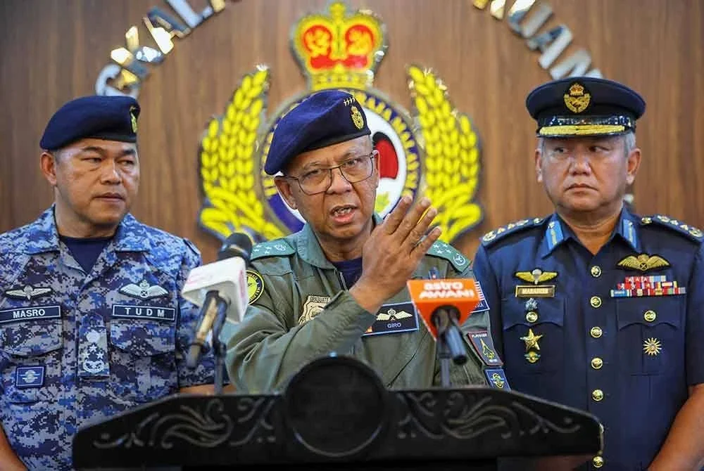 Panglima Tentera Udara, Jeneral Datuk Seri Muhammad Norazlan Aris (tengah) ketika sidang media berhubung insiden Kemalangan Pesawat F/A-18D Hornet di Pangkalan Udara Tentera Udara Diraja Malaysia (TUDM) Kuantan di sini pada Jumaat. Foto Bernama