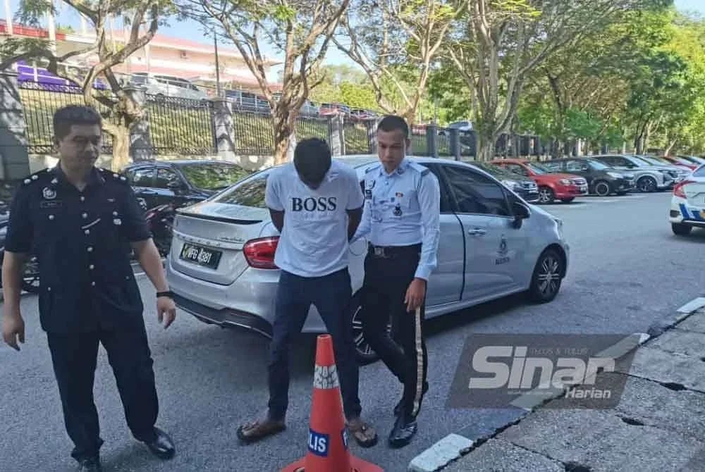Kelvin dibawa polis ketika hadir ke mahkamah