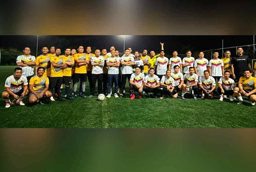 Pasukan bola sepak CiJA (jersi kuning) bergambar bersama pasukan IPD Sentul dalam perlawanan persahabatan di Padang Kiara Bay, Kuala Lumpur pada Khamis.