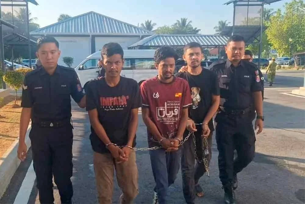 Ketiga-tiga tertuduh dibawa anggota polis ke Mahkamah Kuala Selangor pada Jumaat.