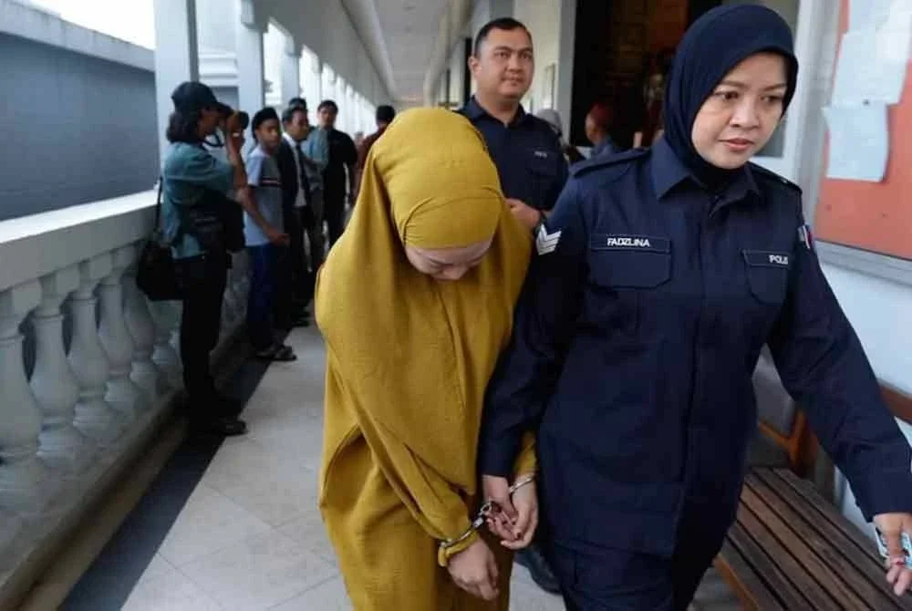 Nor Fatihah Abdul Rahim, 24, gagal menahan air mata apabila diberitahu akan ditahan reman melainkan dia membayar ikat jamin RM20,000 bagi pertuduhan berkenaan. 