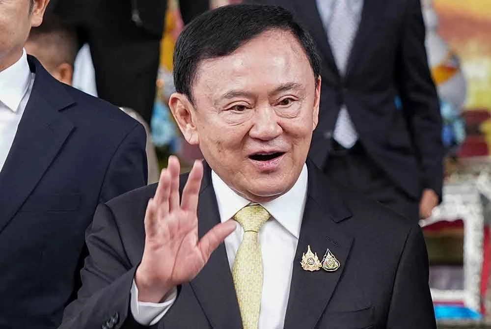 Thaksin Shinawatra meninggalkan Mahkamah Jenayah di Bangkok.-AFP