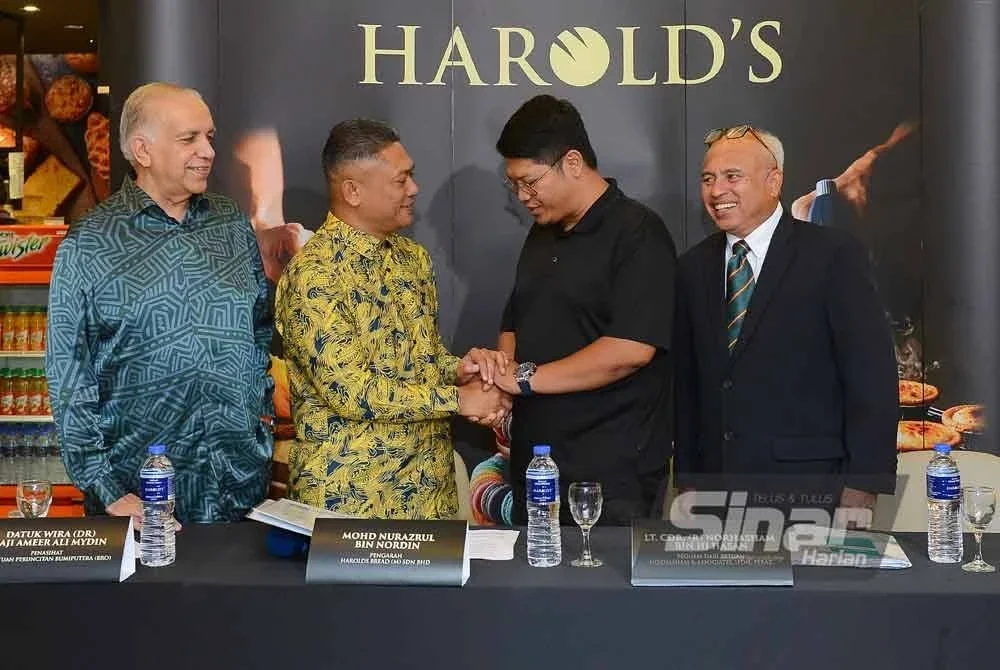 Mohd Nurazrul (dua dari kiri) memaafkan Muhamad Faiz dalam sidang media di Mydin USJ pada Khamis.