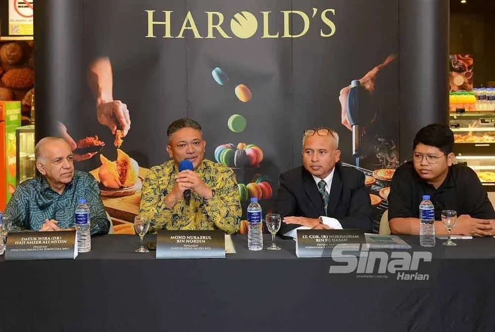 Mohd Nurazrul (dua dari kiri) dalam sidang media di Mydin USJ pada Khamis. Turut kelihatan Ameer Ali (kiri). Foto Sinar Harian - MOHD HALIM ABDUL WAHID