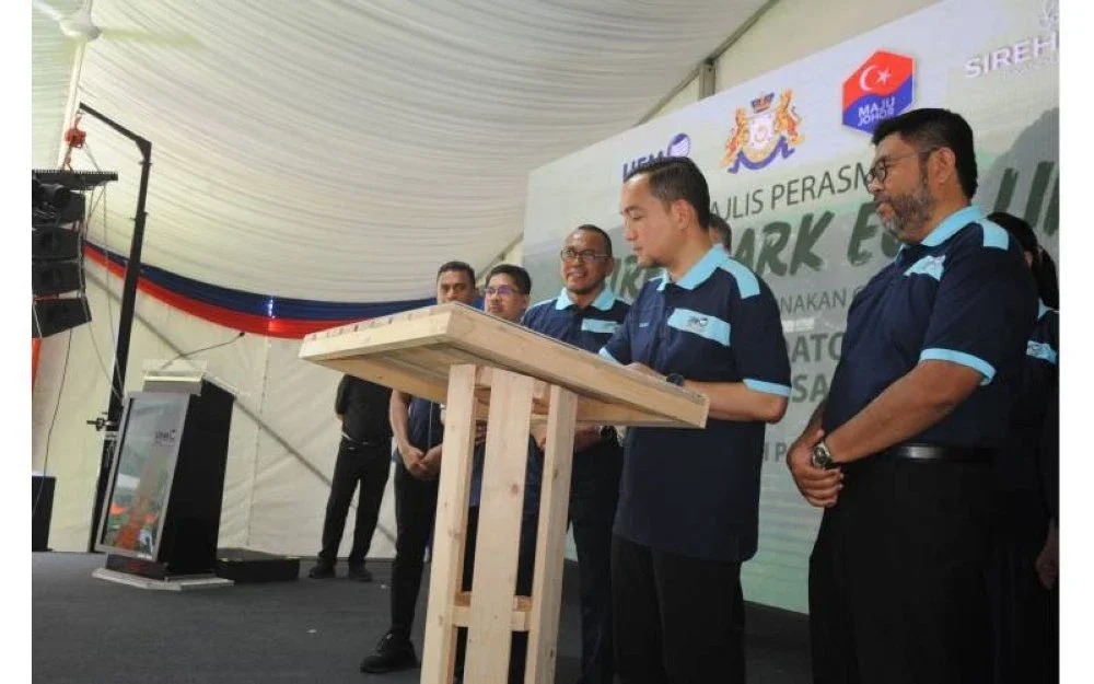 Onn Hafiz (tengah) merasmikan Yayasan UEM X SIREH Park ECO Link di Iskandar Puteri, pada Jumaat.