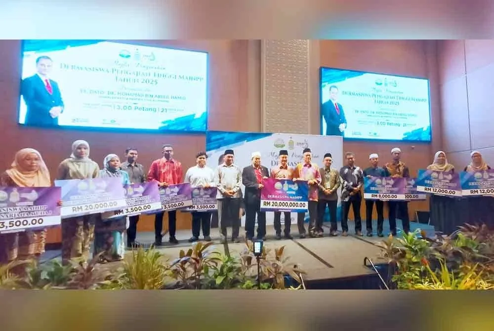 Dr Mohamad (tengah) bergambar bersama sebahagian penerima dermasiswa yang disampaikan Zakat MAINPP pada Khamis.