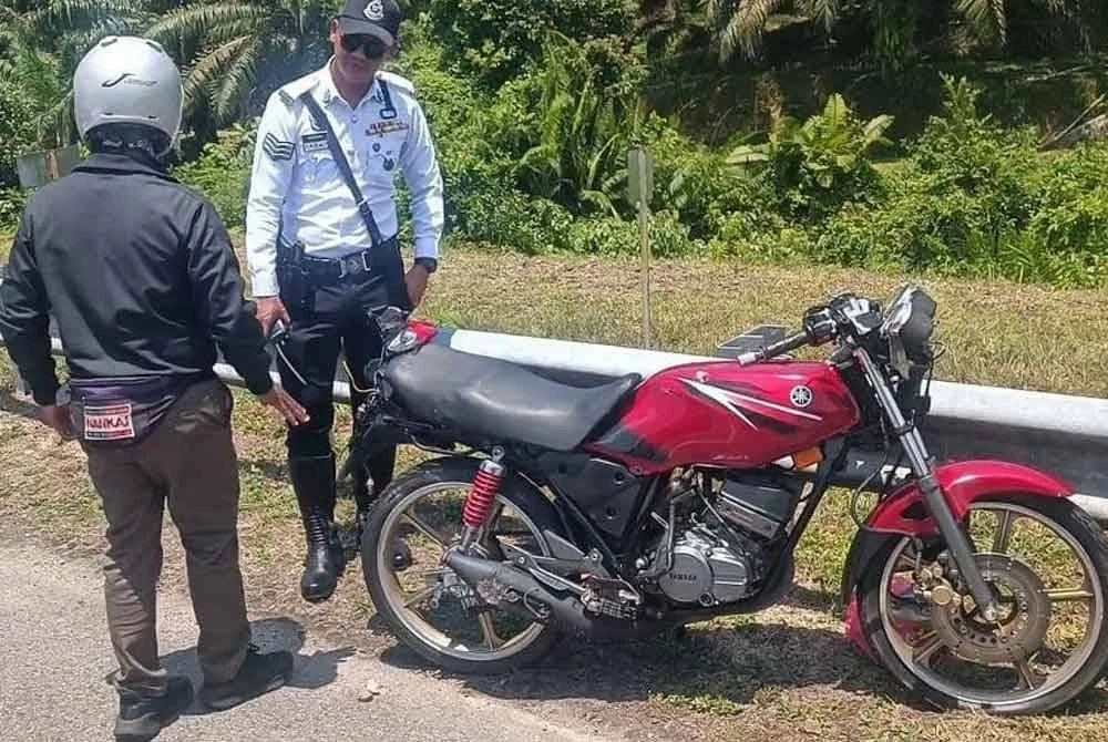 Anggota polis melakukan siasatan di lokasi kemalangan maut melibatkan penunggang Yamaha RXZ di Kilometer 370 LPT2 berhampiran Bukit Besi, Dungun, pada Jumaat.