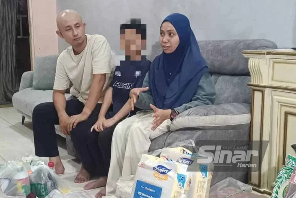 Suhana (kanan) menceritakan keadaan anaknya, Izzul Islam (tengah) selepas menjadi mangsa buli di sekolah.