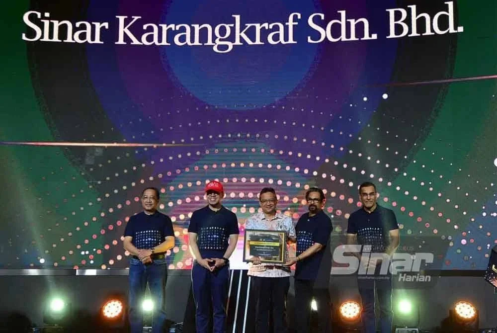 Akmal Eirfan (tengah) menerima Anugerah Majikan Pesona Lindung PERKESO pada Majlis Gala: Pelancaran Penjenamaan Lindung di ibu negara pada Jumaat. - FOTO: SINAR HARIAN/ASRIL ASWANDI SHUKOR.