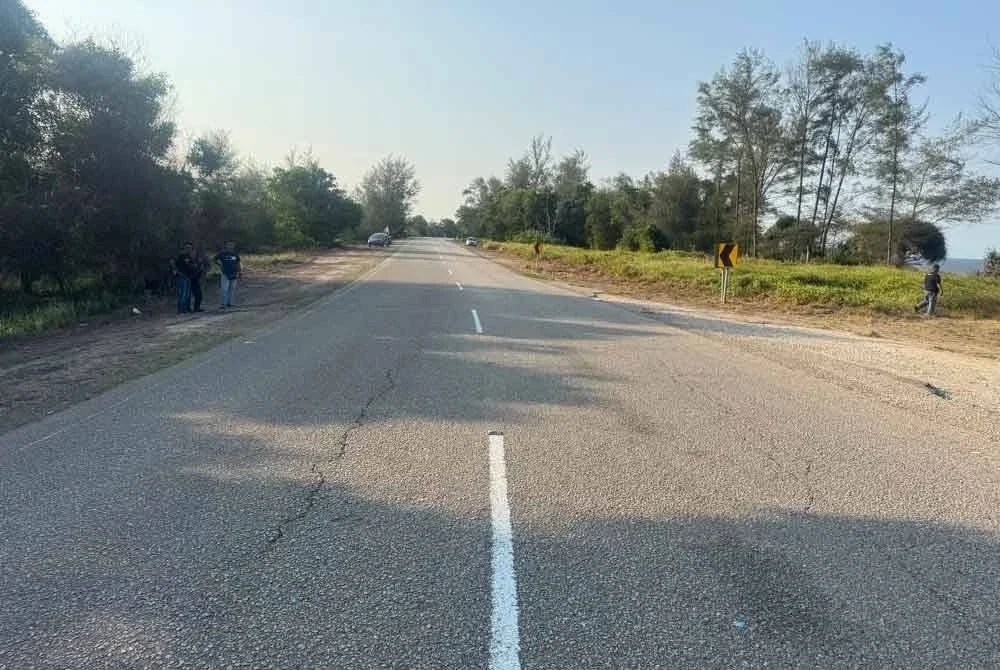Lokasi kemalangan melibatkan peserta RXZ Members di Jalan Pekan-Rompin pada Jumaat.