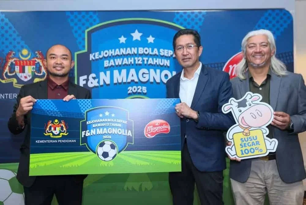 Dari kiri, Norazrin, Ithnin dan Presiden SAM, Norismadi Abdul Manap selepas majlis berkenaan pada Jumaat.