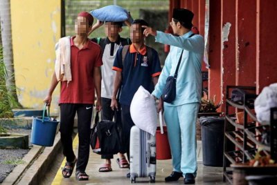 Kehadiran warden berpengalaman dalam kalangan bekas tentera dan polis dilihat sebagai simbol perubahan bagi memastikan pelajar sentiasa mematuhi disiplin selain suasana asrama terkawal. Gambar hiasan