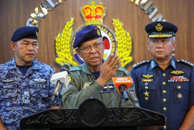 Panglima Tentera Udara, Jeneral Datuk Seri Muhammad Norazlan Aris (tengah) ketika sidang media berhubung insiden Kemalangan Pesawat F/A-18D Hornet di Pangkalan Udara Tentera Udara Diraja Malaysia (TUDM) Kuantan di sini pada Jumaat. Foto Bernama