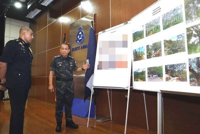 Mohd Khalid melihat gambar individu yang ditahan dan aset disita.