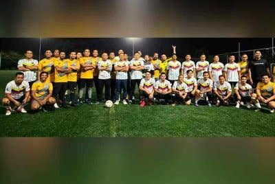 Pasukan bola sepak CiJA (jersi kuning) bergambar bersama pasukan IPD Sentul dalam perlawanan persahabatan di Padang Kiara Bay, Kuala Lumpur pada Khamis.