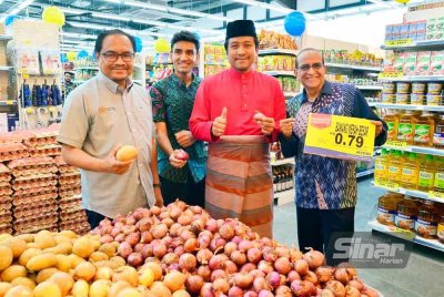 Mohd Najwan (dua dari kanan) meninjau penjualan pelbagai barangan runcit semasa Majlis Perasmian Mydin Mart, Seksyen 13, Shah Alam pada Jumaat. Foto Sinar Harian - ASRIL ASWANDI SHUKOR