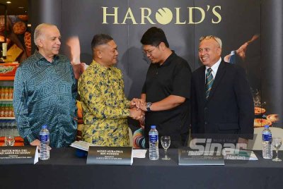 Mohd Nurazrul (dua dari kiri) memaafkan Muhamad Faiz dalam sidang media di Mydin USJ pada Khamis.