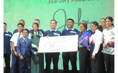 Onn Hafiz (tengah) menyampaikan hadiah kepada johan pertandingan Eco-Day, murid-murid SJK Tamil Taman Ungku Tun Aminah.