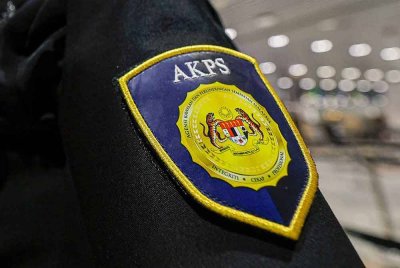 AKPS dengan kerjasama JKDM berjaya menggagalkan cubaan menyeludup masuk lebih 60,000 unit ubat-ubatan tidak berdaftar bernilai lebih RM85,000 di KLIA1 pada Khamis. - Gambar hiasan