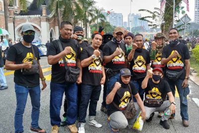 Mohammad Haromen (tengah) bersama sebahagian ahli yang akan anjurkan Himpunan Pasak pada Ahad ini sebagai simbolik menolak Himpunan Honggaq Kedah.