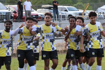 Kamal Arif Azrai (tengah) meraikan jaringan kedua Perak FA bersama rakan-rakan sekali gus menyaksikan kemenangan sulung pasukannya dalam Liga A1 Semi-Pro di Kompleks Bola Sepak Perak, Chepor di sini pada Jumaat. - Foto: Perak FA