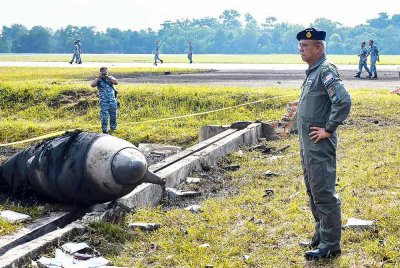 Panglima Tentera Udara, Jeneral Datuk Seri Muhammad Norazlan Aris ketika meninjau lokasi insiden Kemalangan Pesawat F/A-18D Hornet di Pangkalan Udara Tentera Udara Diraja Malaysia (TUDM) Kuantan disini hari ini. Foto Bernama